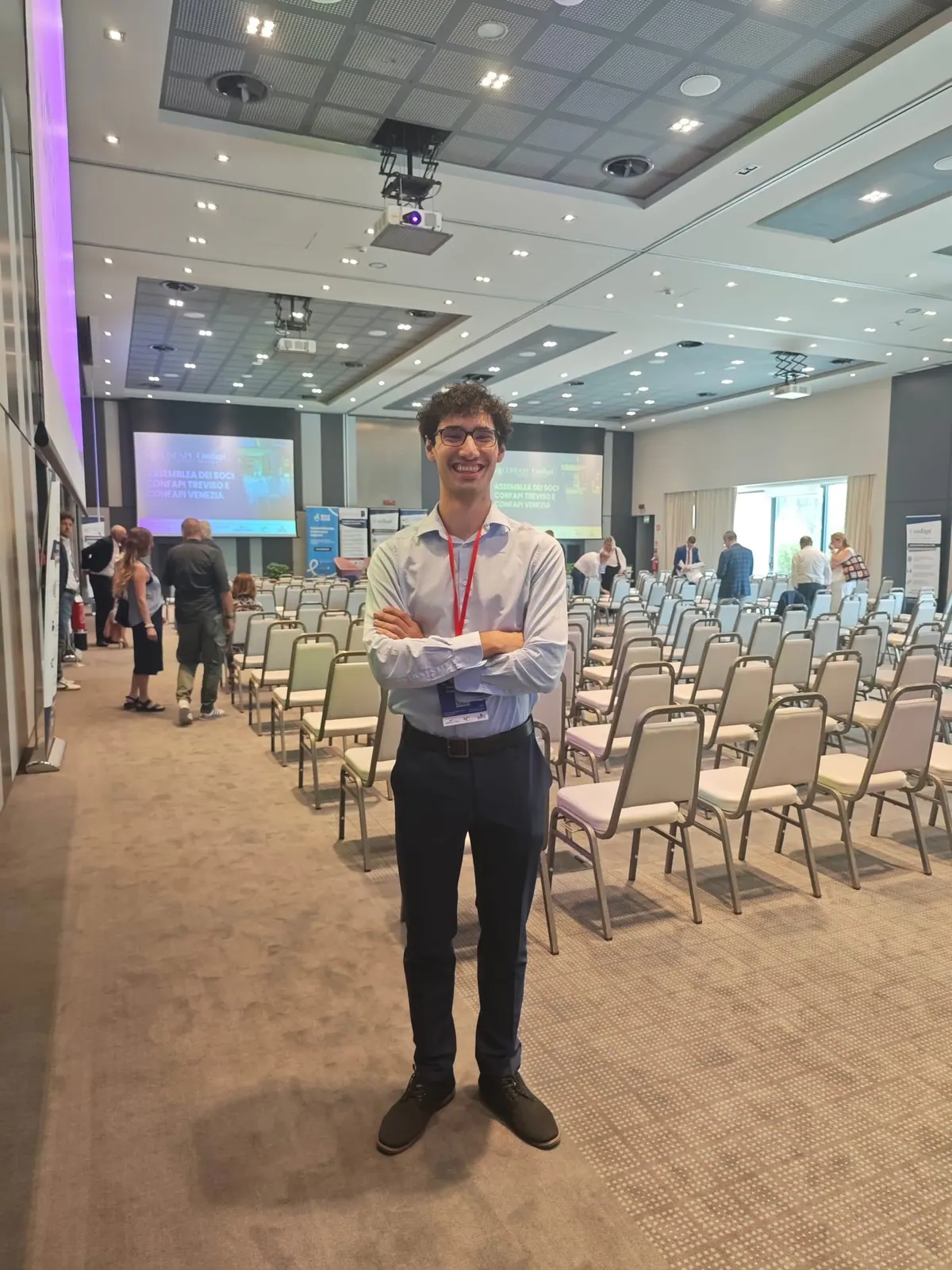 Francesco Sguotti a un hackathon mentre lavora a un progetto tecnico