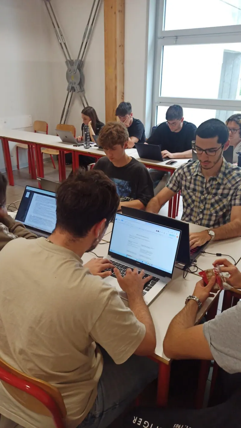 Francesco Sguotti con i compagni di corso all’ITS Digital Marketing & Innovation